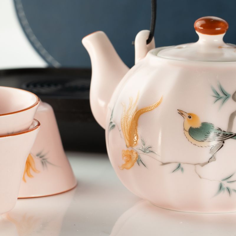 Zestaw podróżny z imbrykiem i czterema filiżankami - różowy styl vintage dyniowy
