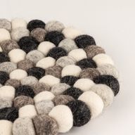Okrągła podkładka ze filcowych kulek – 20 cm, wielokolorowa w odcieniach szarości