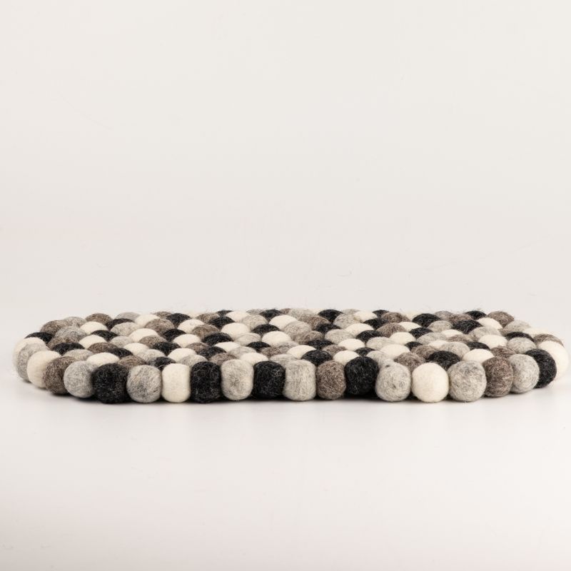 Owalna mata z filcowych kulek - 38x18cm wielokolorowa szara