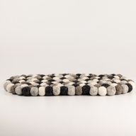 Owalna mata z filcowych kulek - 38x18cm wielokolorowa szara
