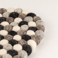 Owalna mata z filcowych kulek - 38x18cm wielokolorowa szara