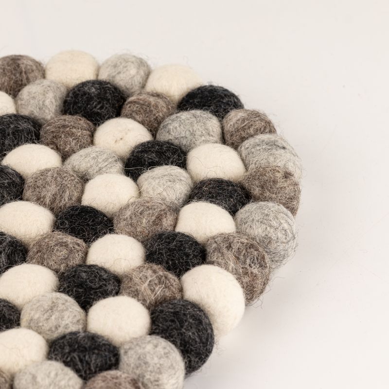 Owalna mata z filcowych kulek - 38x18cm wielokolorowa szara