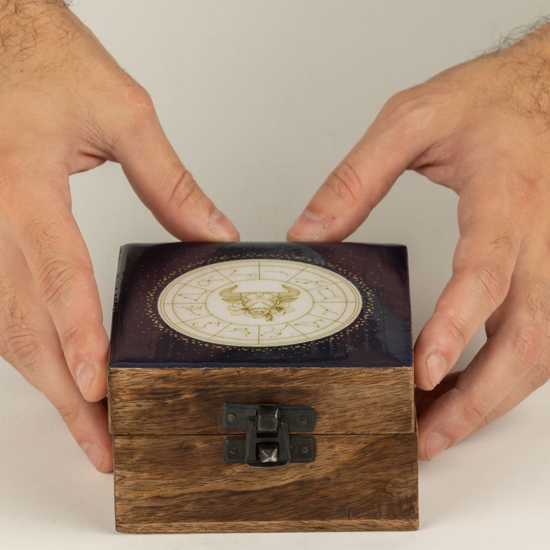 Małe emaliowane pudełko – Byk