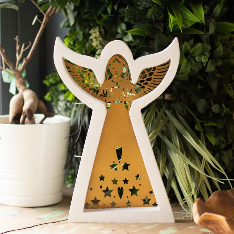 Anioł z Drewna Mango - Bielony z Żelaznym Ażurowym Zdobieniem - 22 cm